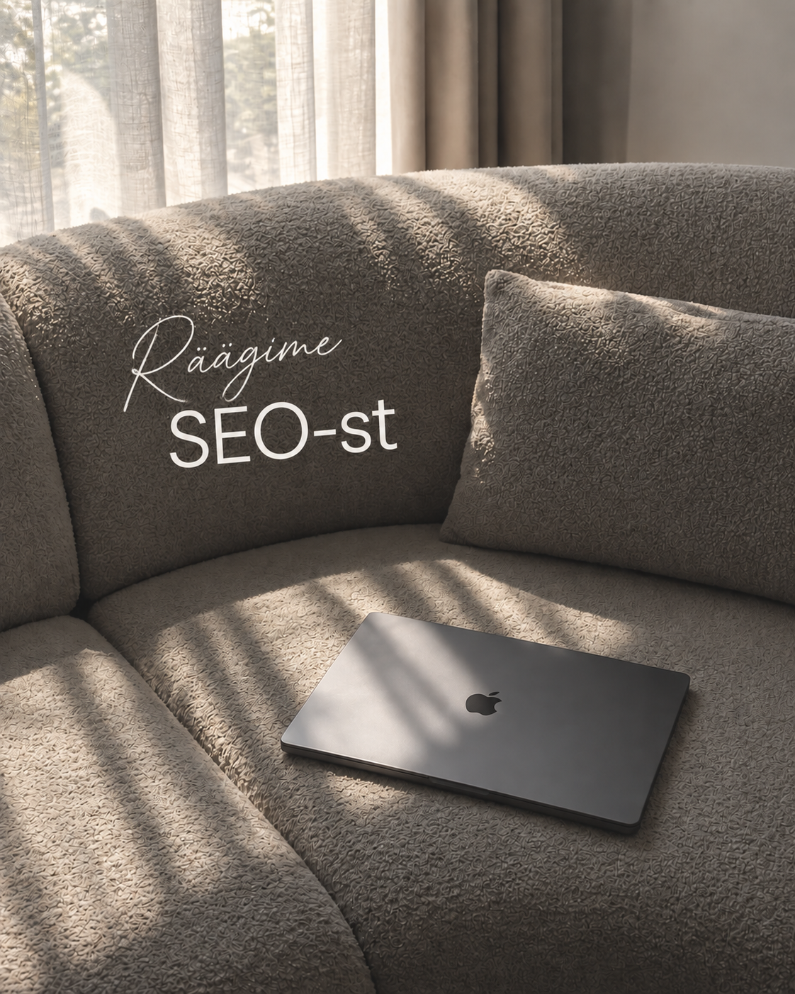 Sülearvuti diivanil ja tekst „Räägime SEO-st“