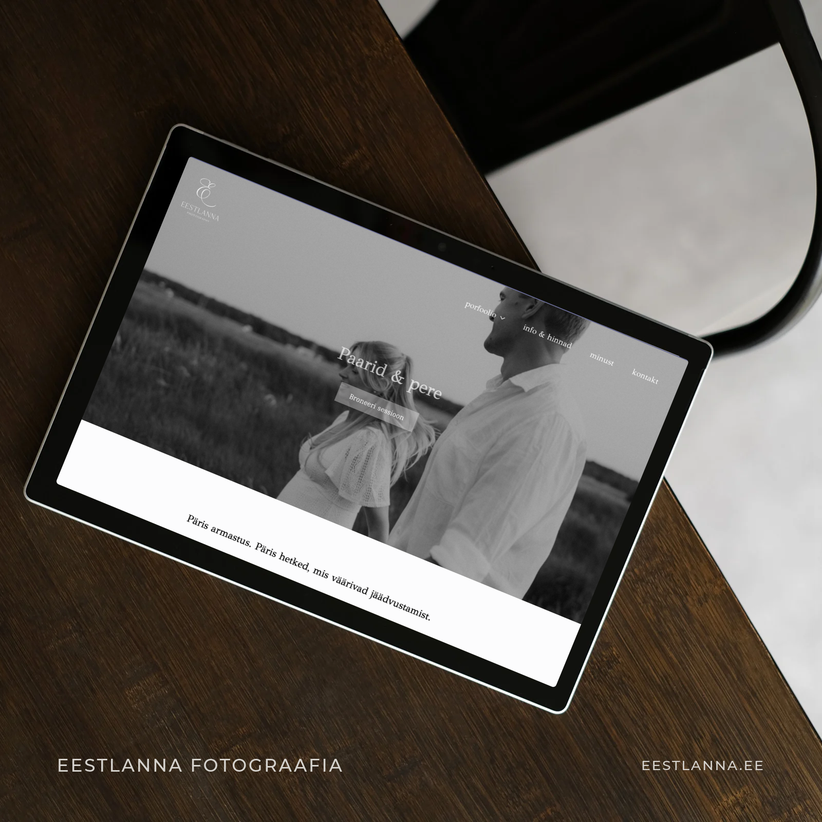 Eestlanna fotograafia veebilehe kujundus tahvelarvutil tumedal puidust laual.